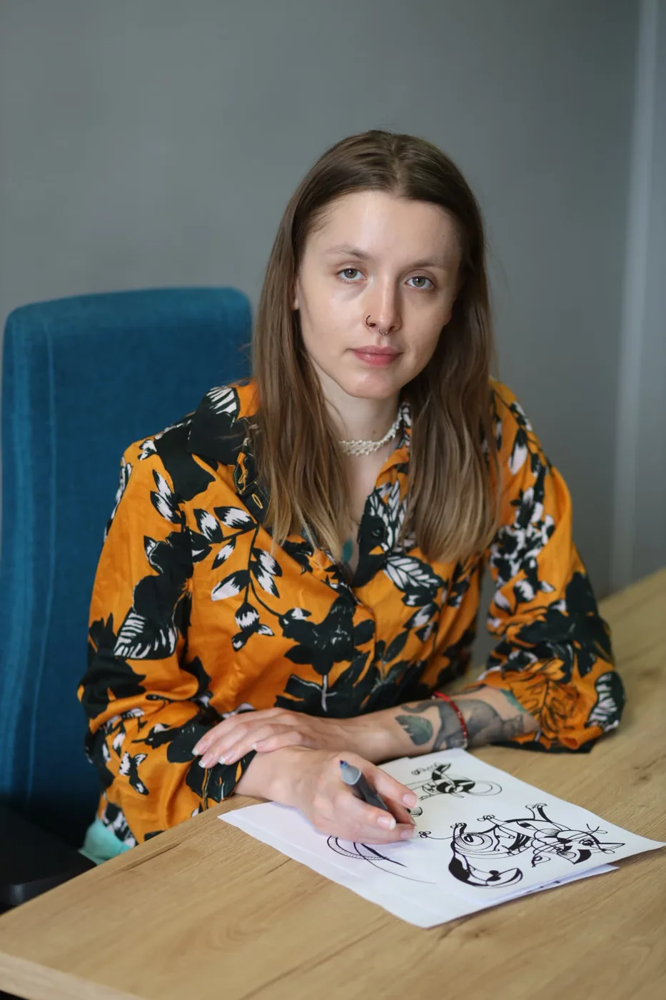 Marta przy biurku z ilustracjami
